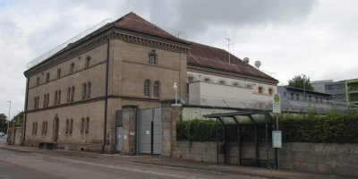 Der Aufbau hinter dem Tor ist auch von außen gut zu sehen. Dort ist neue Technik untergebracht, damit in der JVA alles reibungslos funktioniert. (Foto: Robert Maurer)