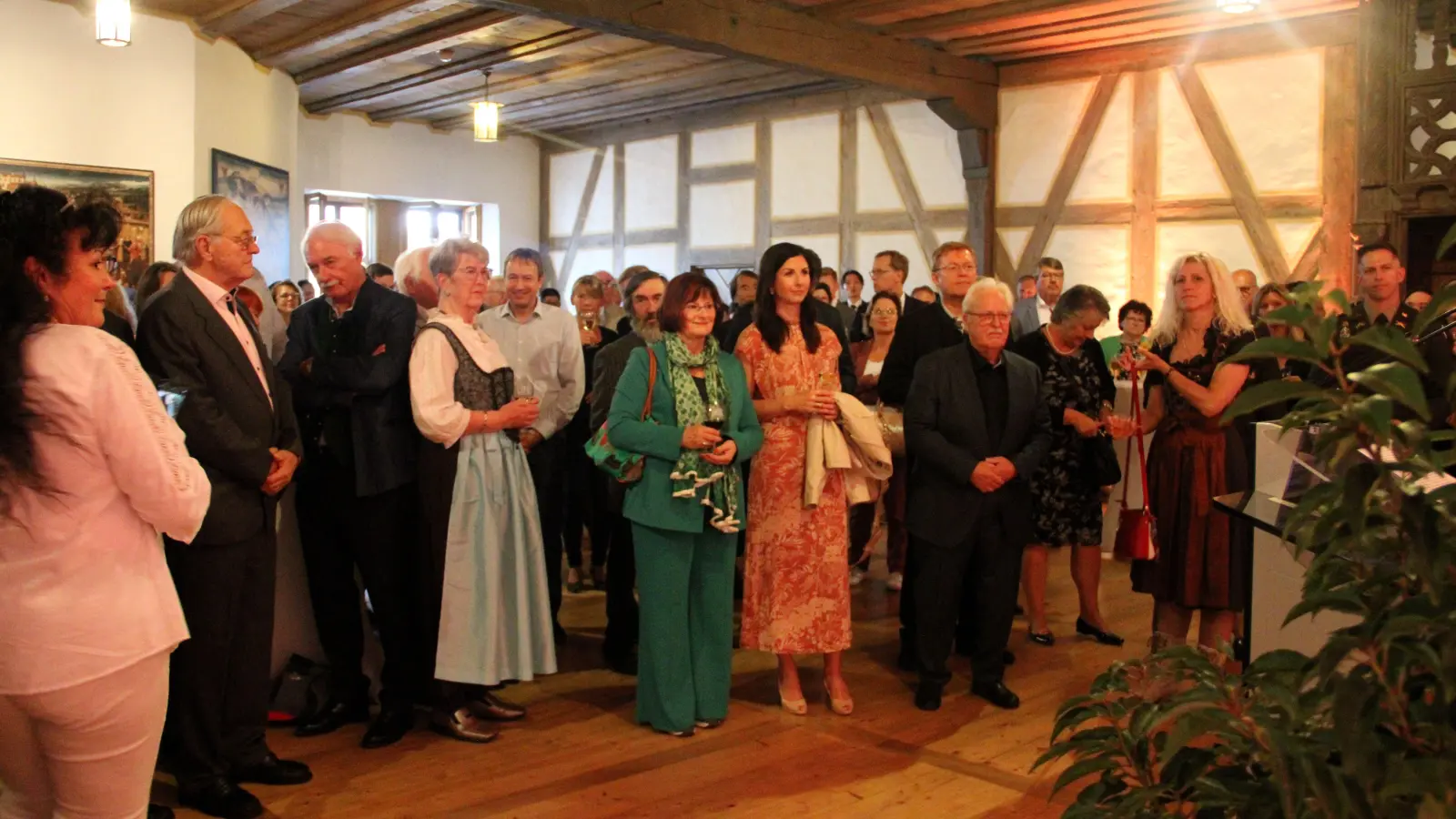 Mehr als 200 Gäste waren ins Rathaus zum Empfang gekommen. Nach einer kurzen Rede des Oberbürgermeisters und einem Buffet ging es auf den Marktplatz zum Fackelzug. (Foto: Clarissa Kleinschrot)