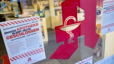 Plakate mit Infos zum bundesweiten Protesttag hängen im Schaufenster einer Apotheke. (Foto: Sven Hoppe/dpa)