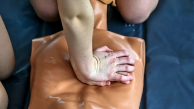 Jeder kann Leben retten. Eine Alternative zur händischen Herzdruckmassage (im Bild) sind kleine Helfer – Defibrillatoren, kurz Defis. Diese waren jüngst Thema im Uehlfelder Rat. (Foto: Tizian Gerbing)