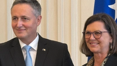 Ilse Aigner auf Auslandsreise: In Sarajevo wurde sie von Staatspräsident Denis Becirovic empfangen. (Foto: Christoph Trost/dpa)