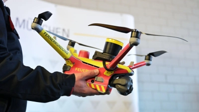 Die voll automatisierten Drohnen fliegen in einer Höhe von 100 bis 120 Metern über dem Einsatzort. (Foto: Malin Wunderlich/dpa)