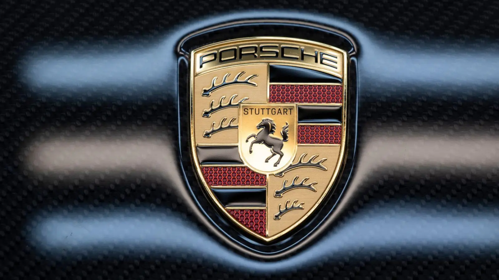 Seinen Porsche wird der Mann, der sich in der Nacht auf Freitag eine spektakuläre Verfolgungsjagd mit der Polizei geliefert hat, nicht so schnell wieder fahren. (Foto: Marijan Murat/dpa)