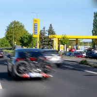 Die Spritpreise nähern sich dem Vorkriegsniveau an – allerdings in Westmittelfranken nicht überall. (Symbolbild: Pia Bayer/dpa)