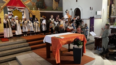 Nach vier Tagen intensiver Vorbereitung führten etwa 20 Mädchen und Buben in der St.-Raphaels-Kirche zu Großohrenbronn das Musical „Der barmherzige Samariter“ auf. (Foto: Johannes Flierl)