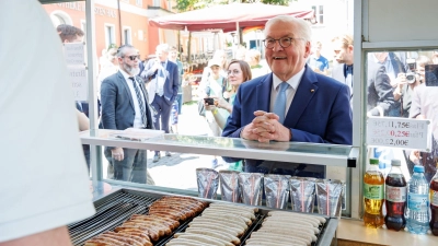 Bundespräsident Frank-Walter Steinmeier kauft sich bei einem Besuch in Weiden am Bratwurststand Weishäupl Bratwürste. (Foto: Daniel Karmann/dpa)