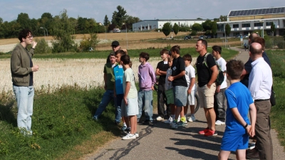 Gleich zu Anfang besuchten die Teilnehmenden am Workshop „Dirt- und Bikepark 2.0” das Gelände, auf dem der Park zukünftig entstehen könnte. Die Fläche ist gelegen am Siechhausweg und aktuell noch verpachtet, gehört aber der Stadt. (Foto: Irmeli Pohl)