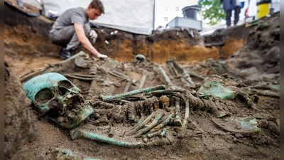 Bis zu 3000 Toten sind nach Einschätzung der Fachleute auf dem riesigen Pestfriedhof beerdigt worden. (Foto: Daniel Karmann/dpa)