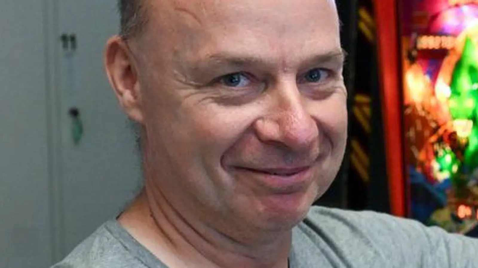 Meißner zeigt das Innenleben eines Flippers. (Foto: Jens Kalaene/dpa)