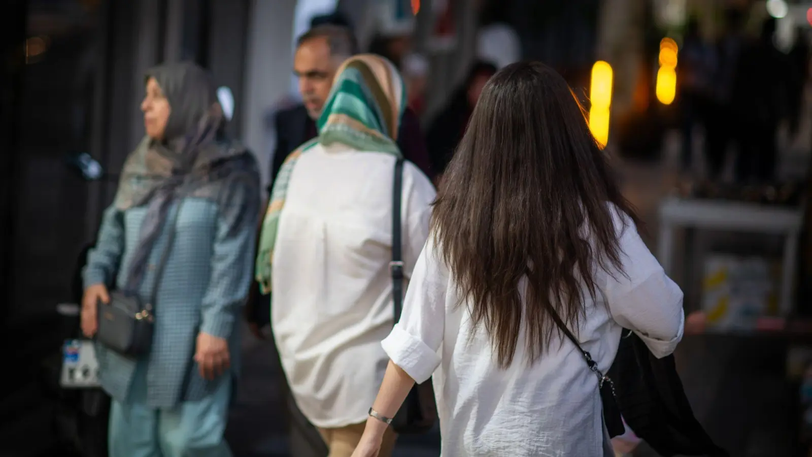 Die iranische Polizei will bei der Einhaltung der islamischen Kleiderordnung der Frauen weiterhin konsequent ihrer Null-Toleranz Linie fortsetzen. (Archivbild) (Foto: Arne Immanuel Bänsch/dpa)