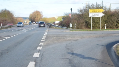 Auf der B 470 nähe der Tankstelle kommt eine Ampelanlage. Im Zuges der Errichtung wird Bundesstraße vom Kreisverkehr am Franken-Brunnen bis zur Tankstelle erneuert (Foto: Christa Frühwald)