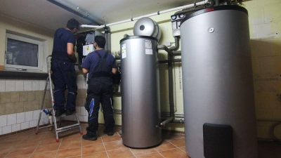 Dank Förderungen gut für den Geldbeutel und die Umwelt: Der Einbau einer Wärmepumpe kann sich auf verschiedenen Ebenen lohnen. (Foto: Doreen Garud/dpa/dpa-tmn)