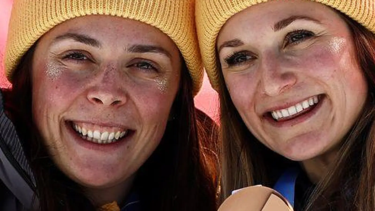 Coletta Rydzek (l) und Laura Gimmler haben die erste Medaille für die deutschen Langläuferinnen bei diesen Winterspielen gewonnen. (Foto: Daniel Karmann/dpa)