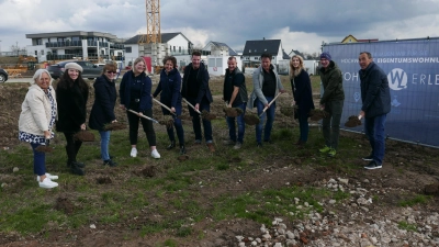 Spatenstich im Gaisfeld IV für die Gebäude Loreweg 8 und 10 (von links): Margarete Meininger, Ia Dobbert, Nora Engelhard, Sarah Weller, Rabea und Tobias Laukenmann, Bernd Dollinger, Wolfgang Unger, Agnieszka Rabeda,OB Dr. Christoph Hammer und Dietmar Meininger. (Foto: Roman Kocholl)