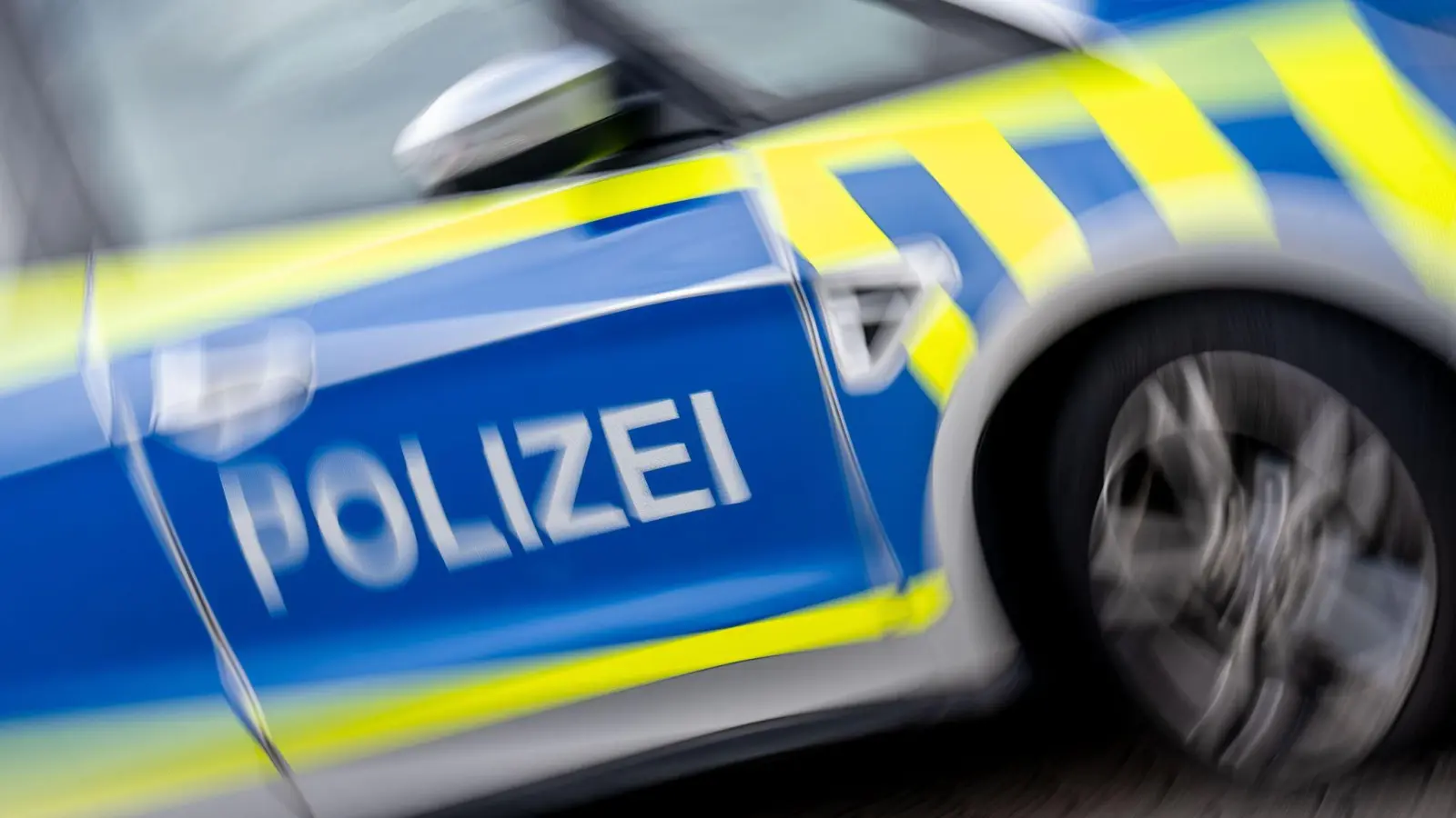 Sprengsatz explodiert vor Wohnhaus – Polizei ermittelt. (Symbolbild) (Foto: Hendrik Schmidt/dpa)