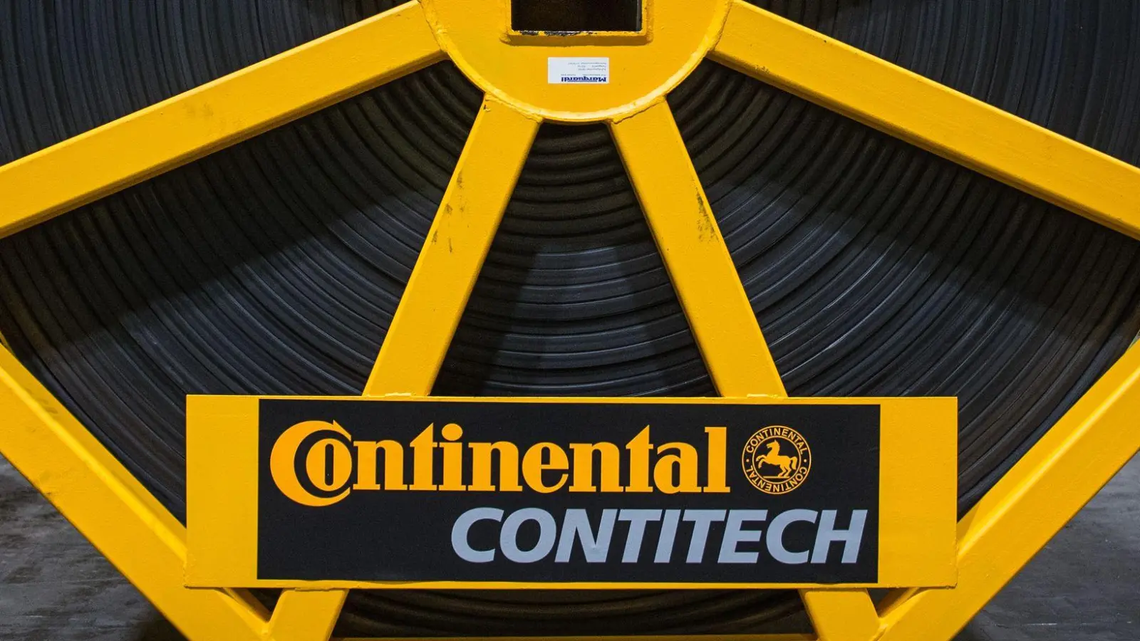 Continental verkauft seine Kunststofftechnik-Tochter Contitech - Gewerkschaft und Betriebsrat fordern vom Käufer Zusagen ein. (Archivbild) (Foto: Ole Spata/dpa)