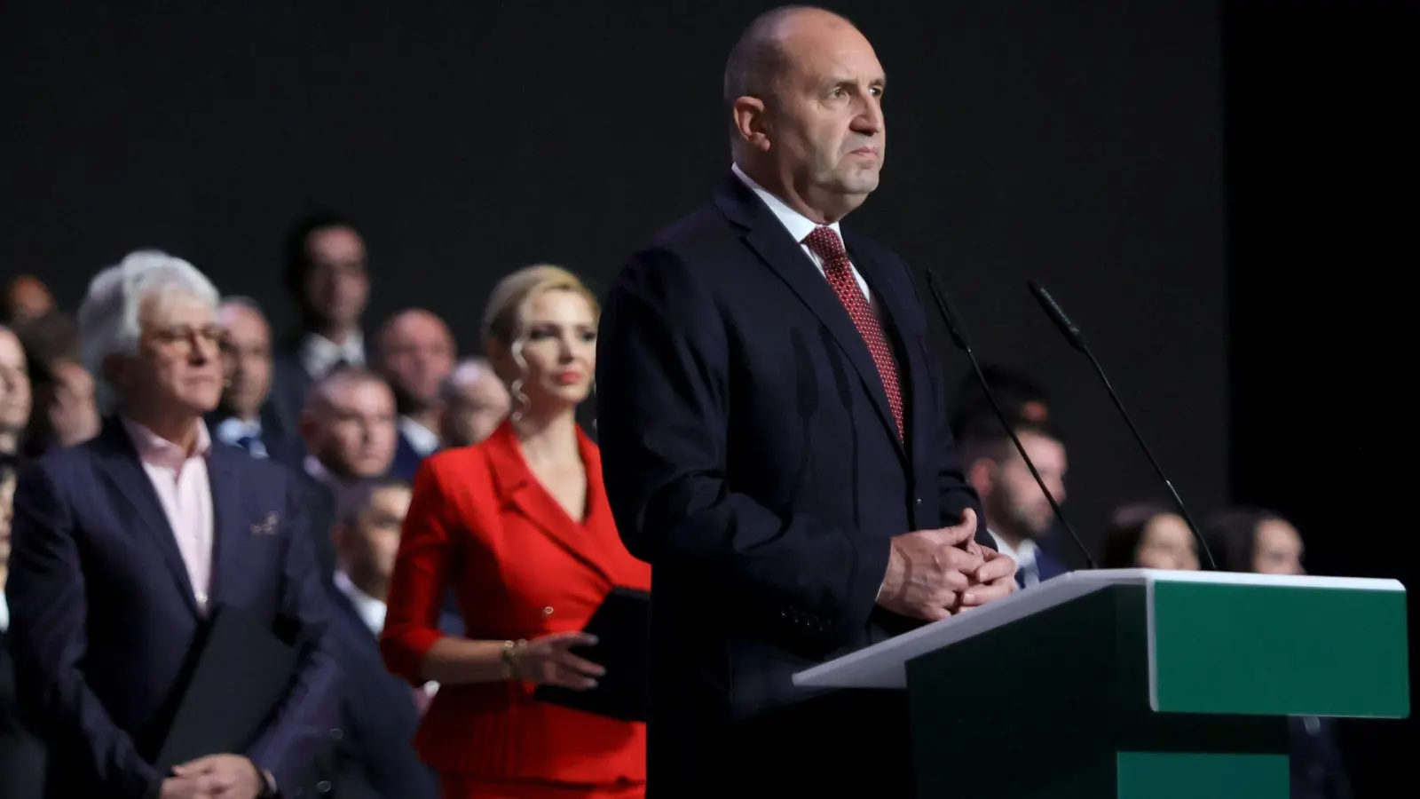 Der Ex-General und frühere Kampfjet-Pilot Radew war im Januar vom Amt des Staatspräsidenten zurückgetreten, um an der Wahl teilzunehmen. (Archivbild) (Foto: Valentina Petrova/AP/dpa)