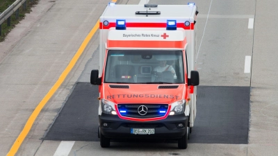 Der Rettungsdienst hat den 70-Jährigen in ein Krankenhaus gebracht. (Symbolbild) (Foto: Armin Weigel/dpa)