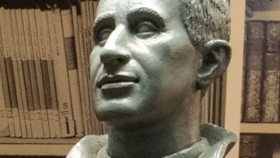 Eine Brechtfigur und Brecht-Literatur in einer Augsburger Buchhandlung. (Archivfoto) (Foto: Stefan Puchner/dpa)