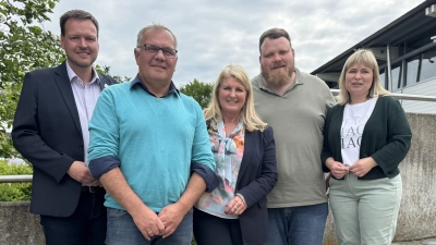 Dr. Birgit Kreß (Mitte) ist die neue Vorsitzende des Kreisverbands des Bayerischen Gemeindetags. Im Vorstand stehen ihr Markus Helmreich und Armin Luther (von links) sowie Claudia Wust und Florian Hirsch (von rechts) und Stefan Schmidt (nicht auf dem Foto) zur Seite. (Foto: Matthias Simon)