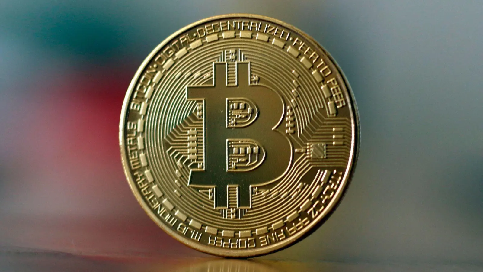 Eine Bitcoin Münze steht auf einem Tisch. Experten sagen, Russland könnte das Swift-System mit Krypto-Währungen teilweise umgehen und damit auch einen Teil der Sanktionen. (Foto: Ina Fassbender/dpa)