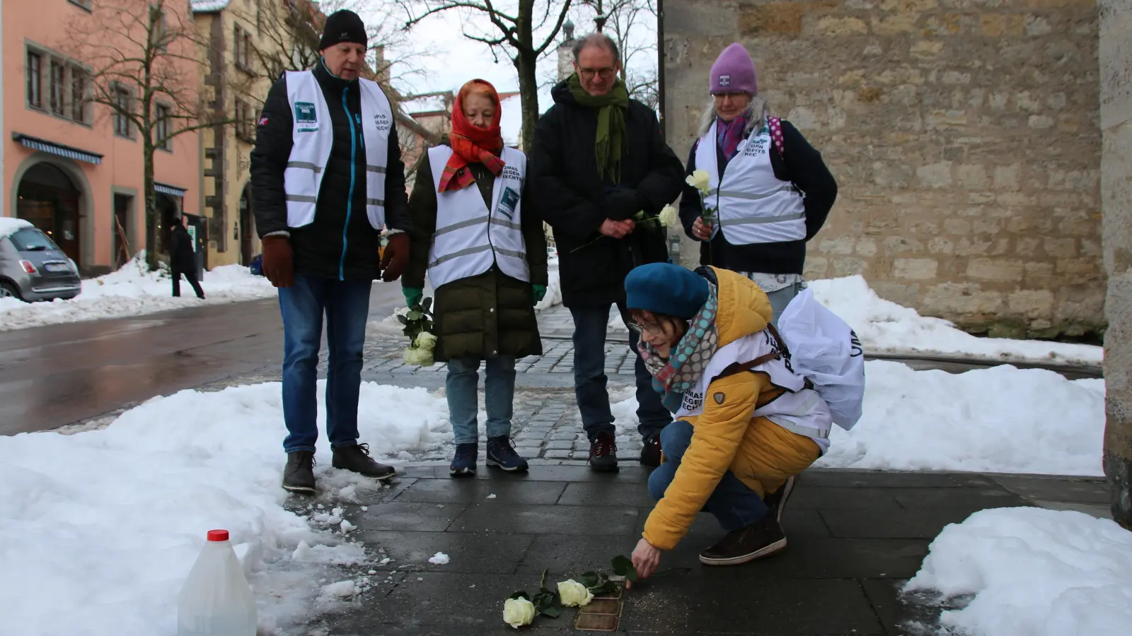 Brigitte Kätzel von den Omas gegen Rechts legt eine weiße Rose zum Gedenken ermordeter Jüdinnen und Juden nieder. (Foto: Stefan Neidl)