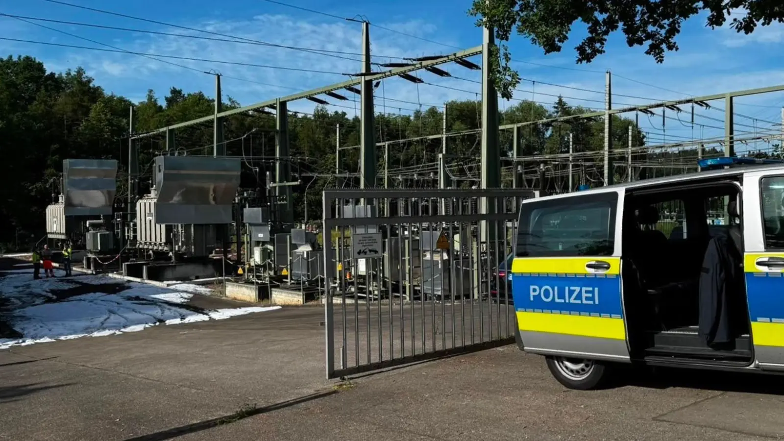 Die Polizei ermittelt nach dem Brand in einem Umspannwerk. (Foto: Christoph Schmidt/dpa)