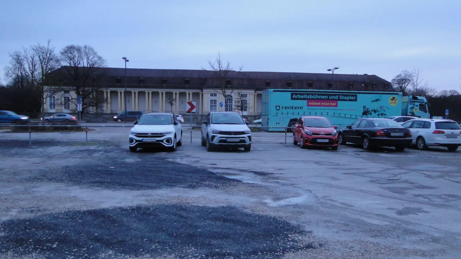 Auf dem hinteren Teil des Hofwiesen-Parkplatzes könnte das Verwaltungsgerichtsgebäude entstehen. (Foto: Winfried Vennemann)