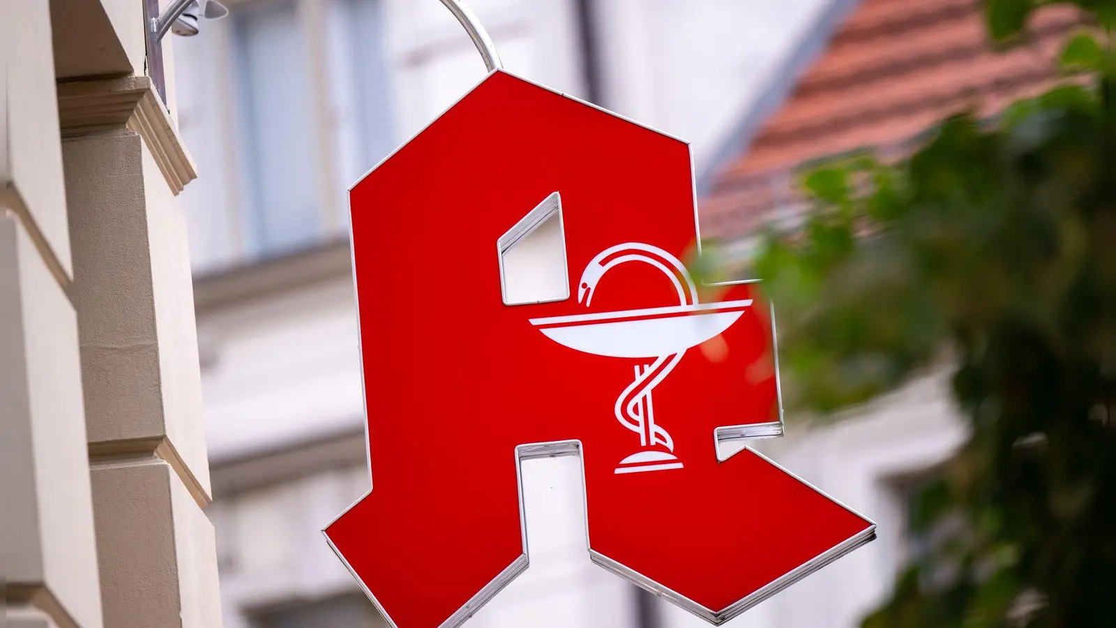 Ab Juli können Apotheken dabei unterstützen, Videosprechstunden in Anspruch zu nehmen.  (Foto: Monika Skolimowska/dpa)