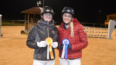 Das Wiedersbacher Duo Theresa Wagner (links) und Viola Christa Reichenberg (rechts) trotzte den widrigen Wetterverhältnissen beim Flutlichtspringen. Wagner gewann. (Foto: Peter Tippl)