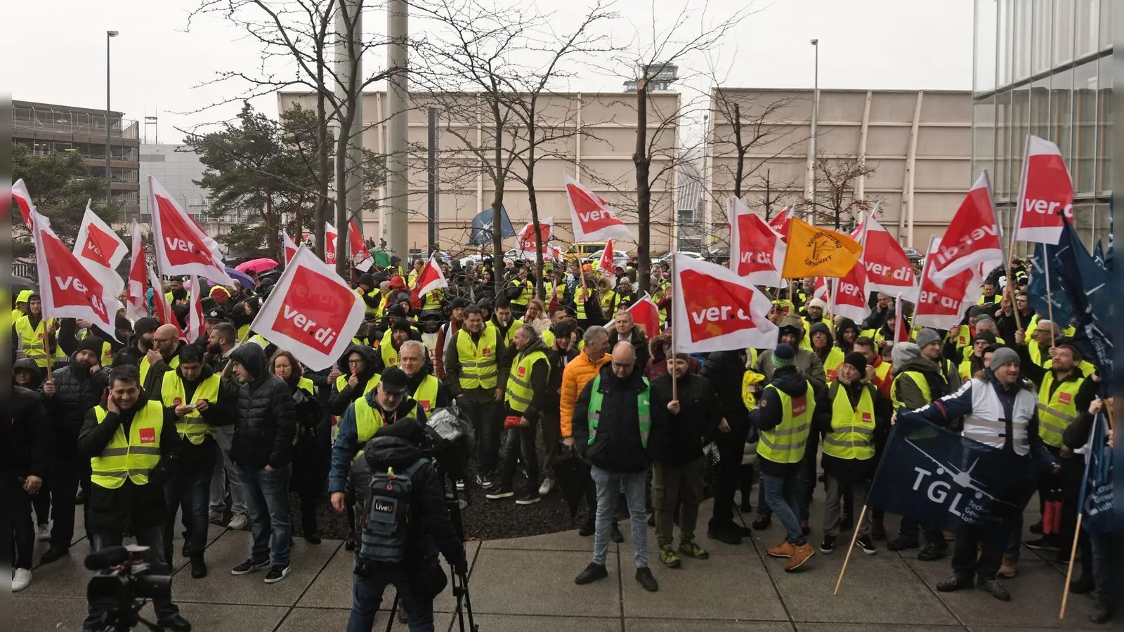 Verdi drohte mit längeren Streiks, falls der Lufthansa-Vorstand sein bisheriges Tarifangebot für das Bodenpersonal mit rund 25.000 Beschäftigten nicht deutlich nachbessere. (Foto: Ardavan Safari/dpa)