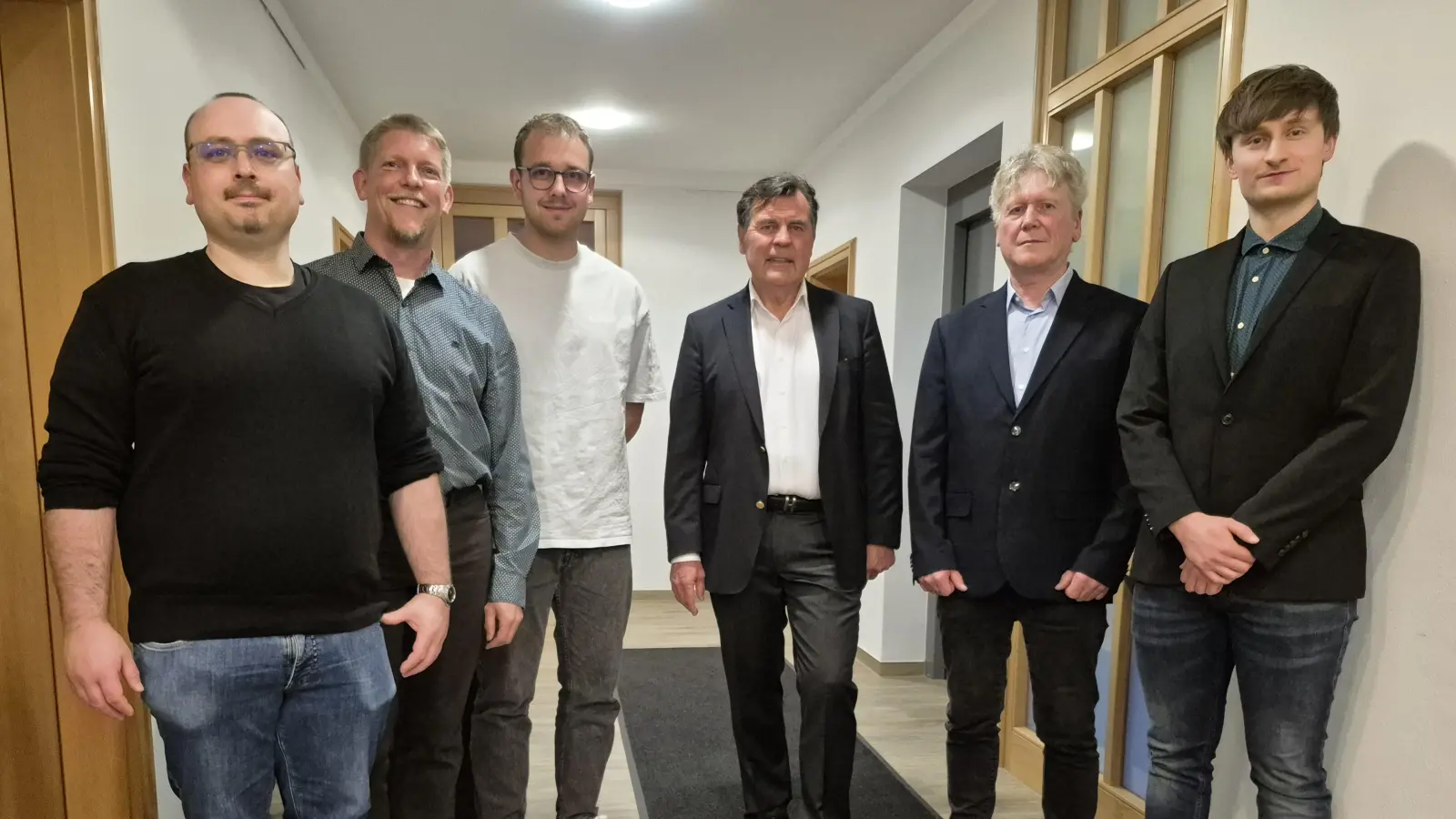 Wurden von Rathauschef Gerhard Rammler (dritter von rechts) in der konstituierenden Sitzung als neue Gemeinderäte vereidigt (von links): Tobias Heidenreich, Andreas Jung, Luis Meyer, Uwe Wolf und Joe Burmann.  (Foto: Peter Zumach)