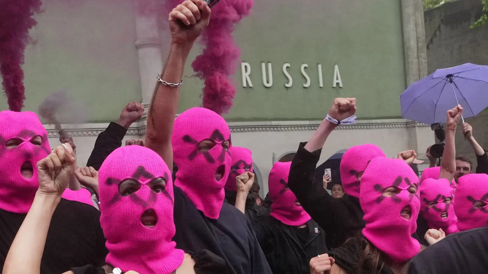 Mit farbigen Rauchbomben protestierte das russische Künstlerkollektiv Pussy Riot vor dem russischen Pavillon in Venedig. (Foto: Luca Bruno/AP/dpa)