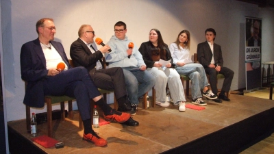 Der gemeinsame Bürgermeisterkandidat von SPD, Wir für Feuchtwangen/Grüne und Wir wollen Wandel, Dr. Ulrich Grünwald (2. von links) stellte sich den Fragen von Moderator Mathias Neigenfind (links) und denen der (von rechts) Co-Moderatorinnen und Co-Moderatoren Tim Kruse, Batseba Wallewein, Nathalie Wirkner und Fabian Pröger vom Feuchtwanger Jugendbeirat. (Foto: Jasmin Kiendl)