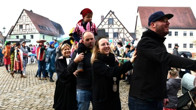 Rollentausch beim Fasching: Bürgermeisterin Claudia Wust (links) kommt als Pfarrerin und Pfarrerin Bianca Jacoby (Zweite von rechts) hat die Amtskette der Bürgermeisterin übernommen. (Foto: Gudrun Schwarz)