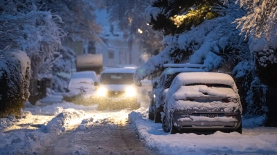 Das Winterwetter sorgt für glatte Straßen in Oberbayern. (Symbolbild) (Foto: Lukas Barth-Tuttas/dpa)