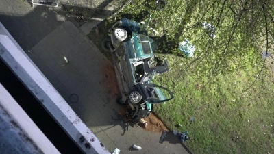 Das Wrack des Autos neben dem Parkhaus. (Foto: Markus Gayk/TNN/dpa)