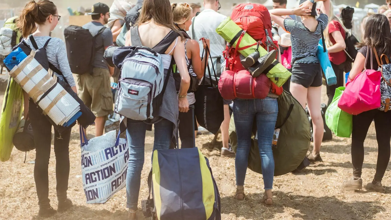 Festival mit Gepäck: Im Idealfall sollte man nicht mehr als 10 bis 15 Prozent des Körpergewichts auf dem Rücken tragen. (Foto: Mohssen Assanimoghaddam/dpa)