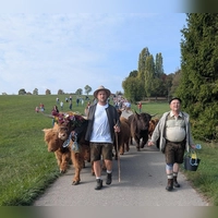 Karlheinz Heß junior (links) führt die geschmückte „Lotte“ als Anführerin der Herde zusammen mit seinem Vater Karlheinz Heß senior (rechts) auf die Winterweide. (Foto: Friedrich Zinnecker)
