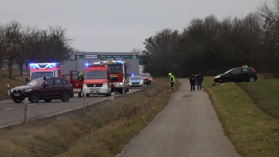 Ein 56-jähriger Pkw-Fahrer war bei Steinsfeld nach rechts von der Fahrbahn abgekommen.  (Foto: NEWS5/Markus Zahn)