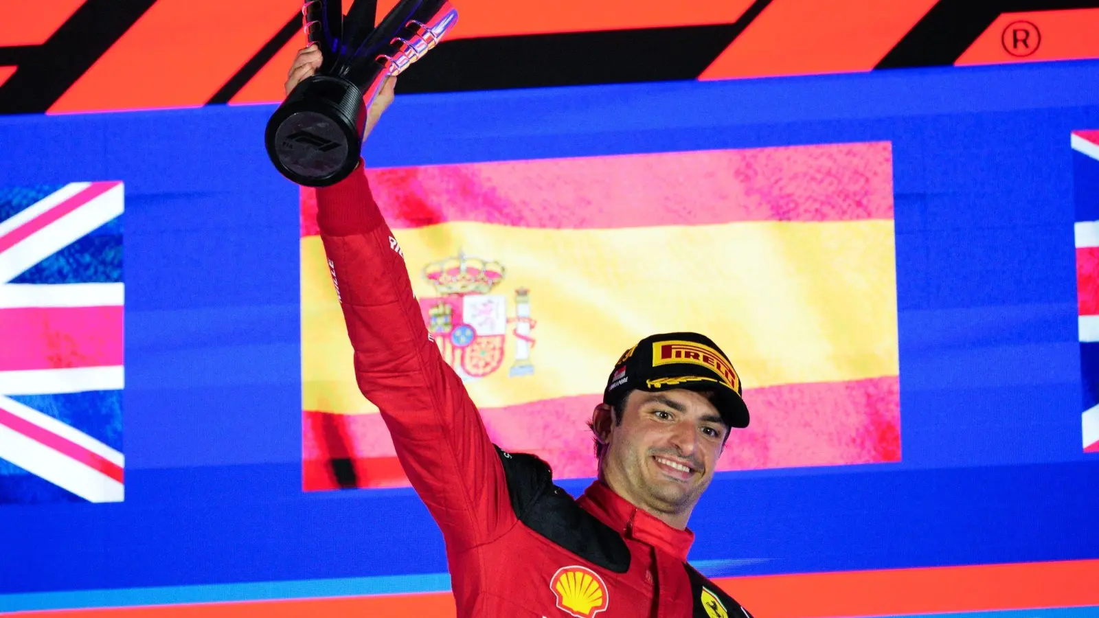 Ferrari-Pilot Carlos Sainz hat den Großen Preis von Singapur gewonnen. (Foto: Vincent Thian/AP/dpa)