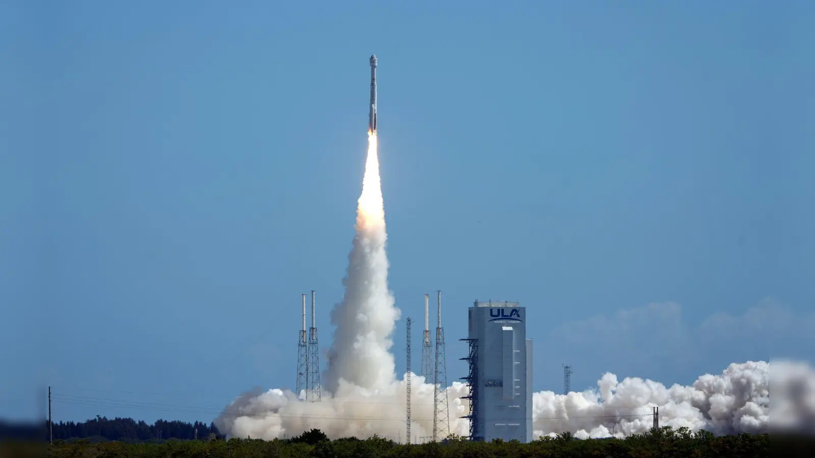 Die „Starliner“-Kapsel von Boeing an Bord einer Atlas-V-Rakete hebt vom Space Launch Complex 41 der Cape Canaveral Space Force Station zu einem Flug zur Internationalen Raumstation ab. (Foto: John Raoux/AP/dpa)