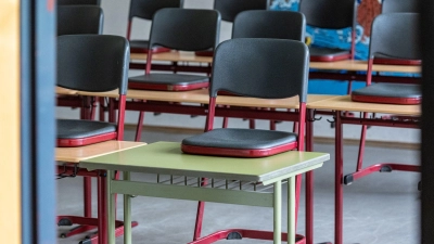 Nach dem Wurf eines Stuhls aus dem dritten Stock einer Mittelschule sucht die Polizei nach einer Passantin. (Symbolbild) (Foto: Armin Weigel/dpa)