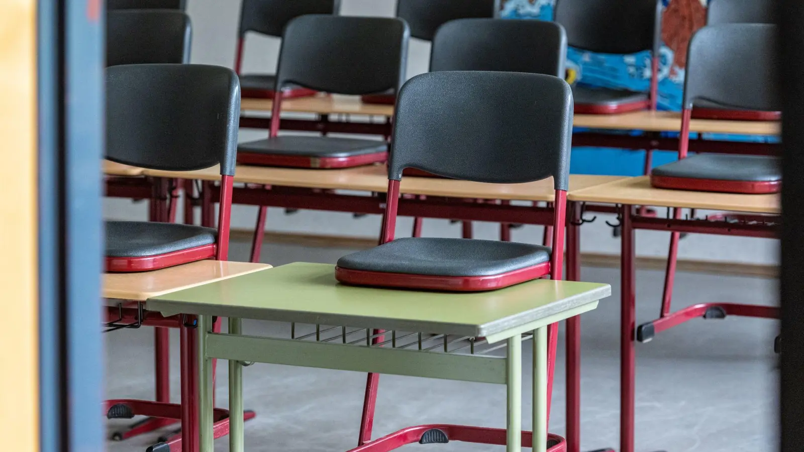 Nach dem Wurf eines Stuhls aus dem dritten Stock einer Mittelschule sucht die Polizei nach einer Passantin. (Symbolbild) (Foto: Armin Weigel/dpa)