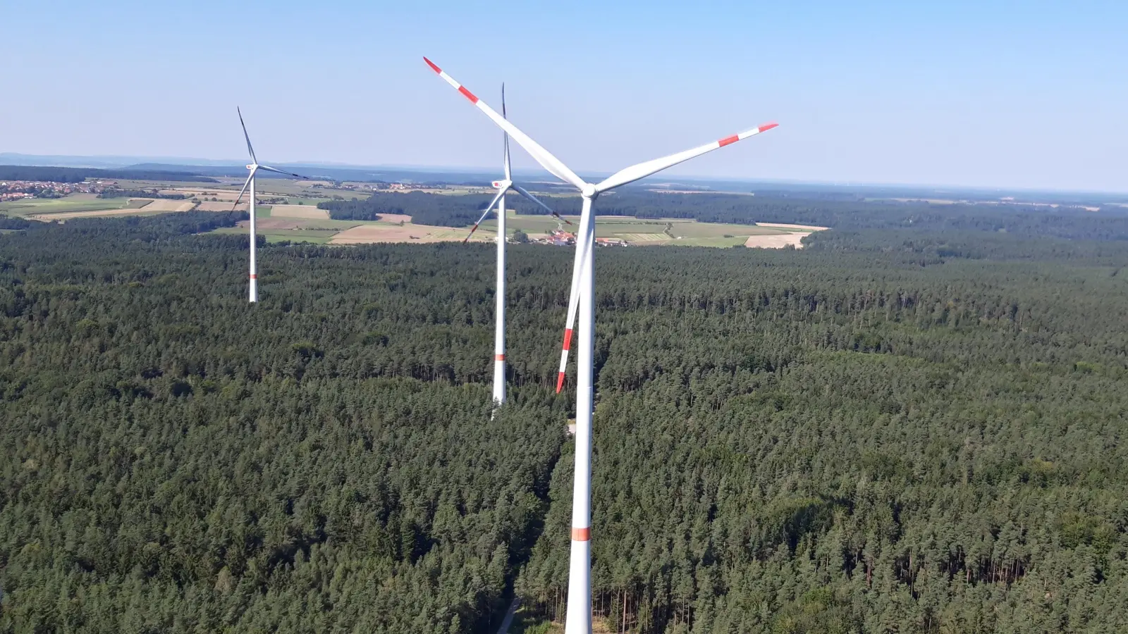 Ein Bürgerwindpark (wie hier im Birkenfelser Forst bei Flachslanden) soll in den nächsten Jahren unter anderem auch im Raum Baudenbach–Scheinfeld–Markt Taschendorf entstehen. (Symbolbild: Andrea Walke)