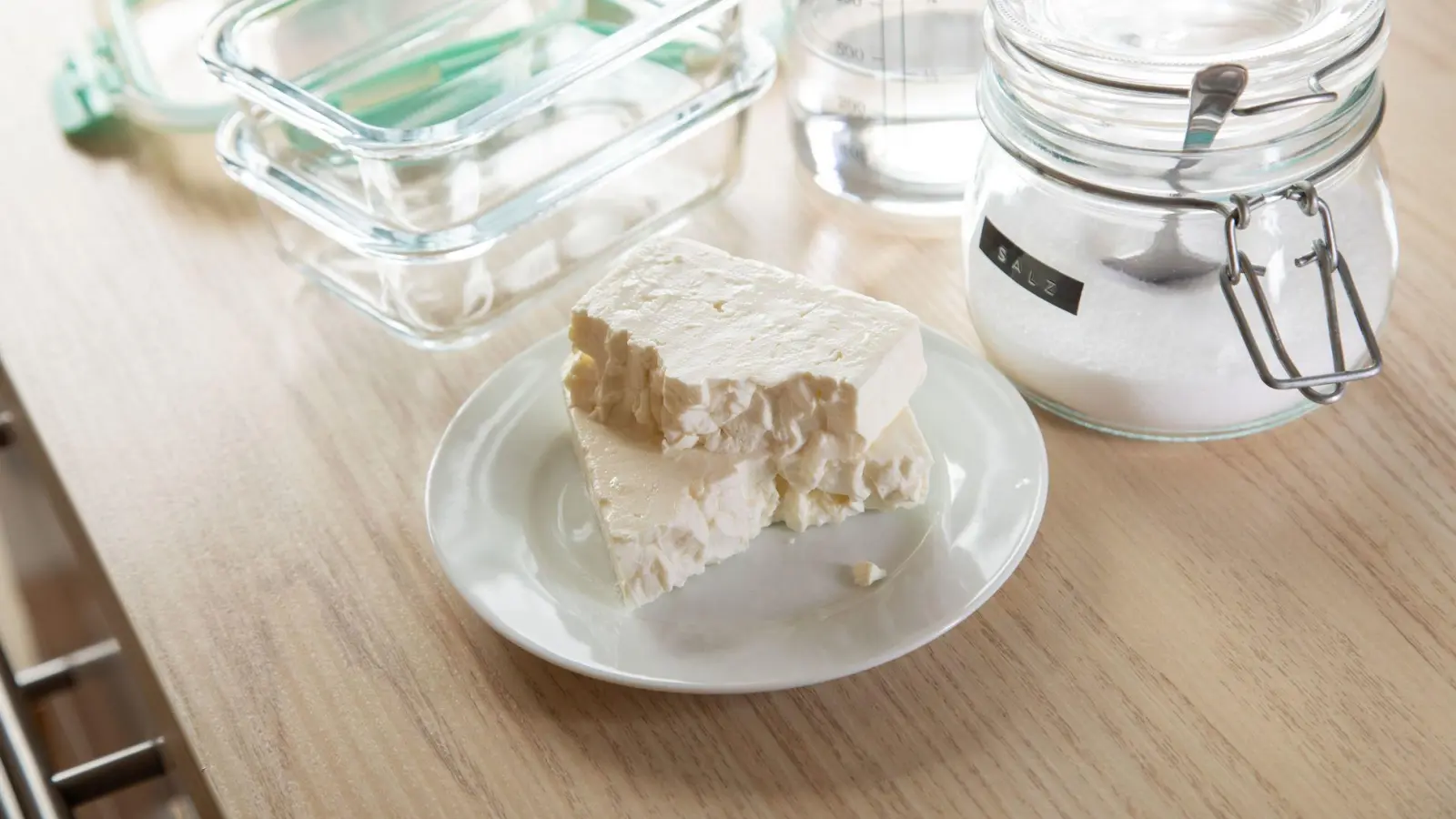 Wie kann man Feta länger haltbar machen? (Foto: Christin Klose/dpa-tmn)