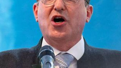 Bundesinnenminister Dobrindt (CSU) sieht die Union mehr denn je in der Pflicht, in Deutschland Reformen durchzusetzen.  (Foto: Peter Kneffel/dpa)
