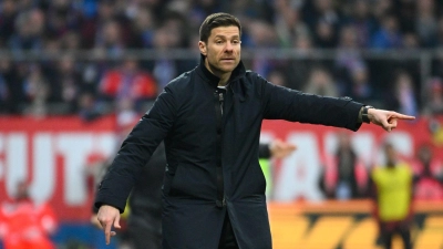 Bayer-Trainer Xabi Alonso wies dem Leverkusener Team den Weg zum Bundesliga-Auswärtsrekord. (Foto: Gregor Fischer/dpa)