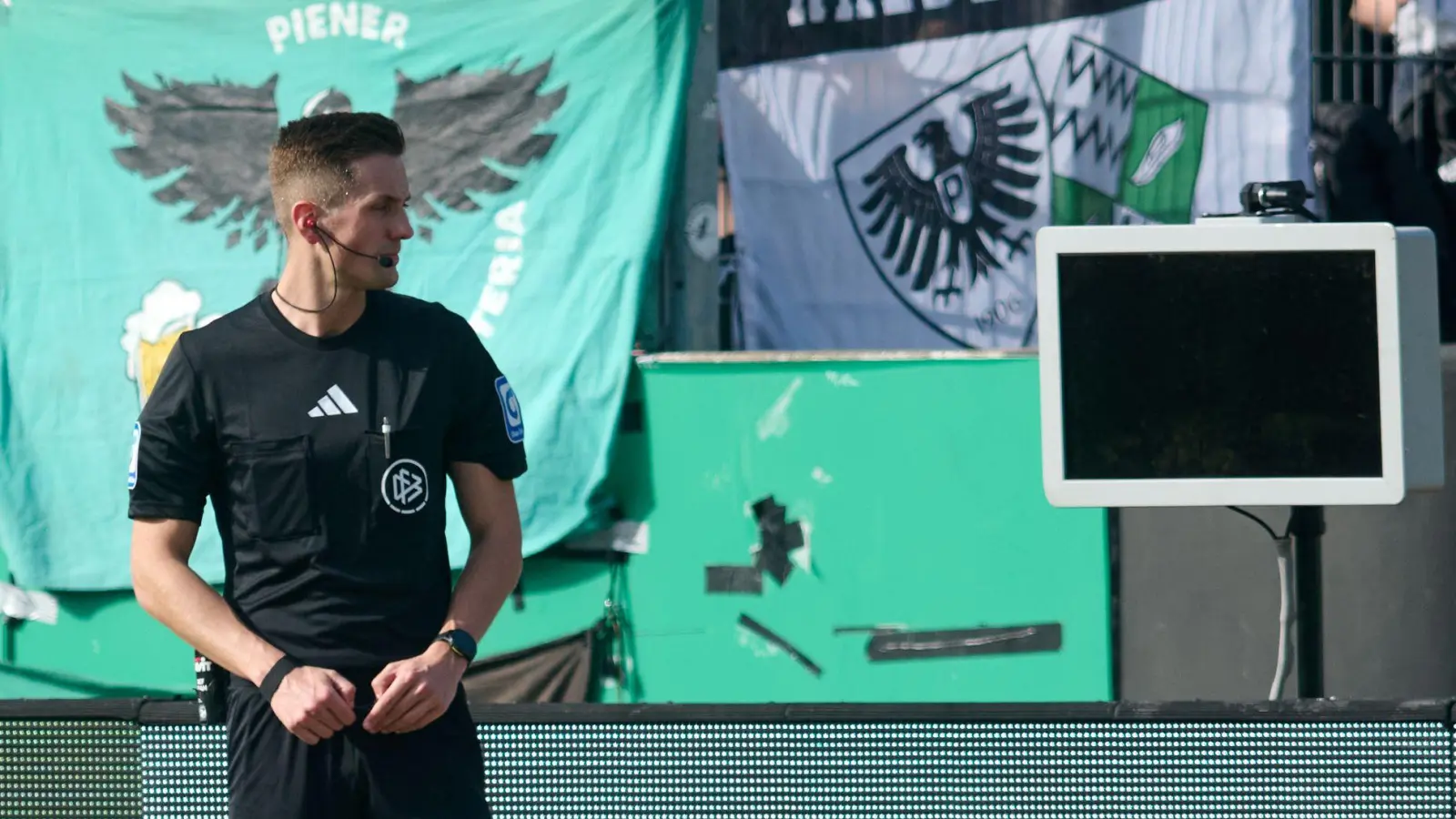 Weil der Monitor schwarz blieb, konnte Schiedsrichter Felix Bickel ein Foul kurz vor der Pause nicht selbst überprüfen.  (Foto: Bernd Thissen/dpa)