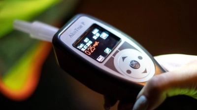 Beim offenbar noch betrunkeneren Beifahrer schaltete selbst das Messgerät ab. (Archivbild) (Foto: Sina Schuldt/dpa)